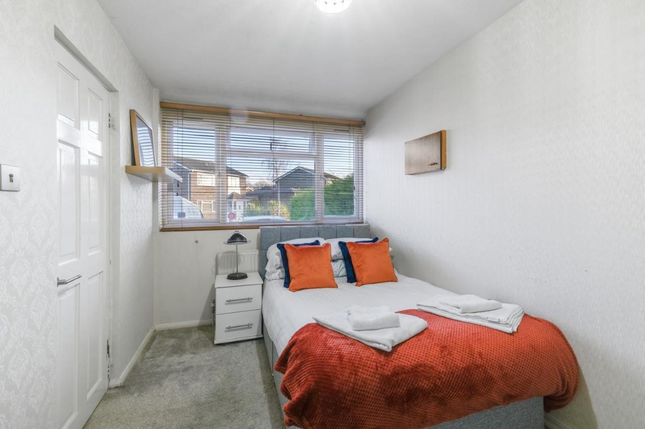 Staiforce 2 Bedroom House With Parking Maidenhead Bagian luar foto
