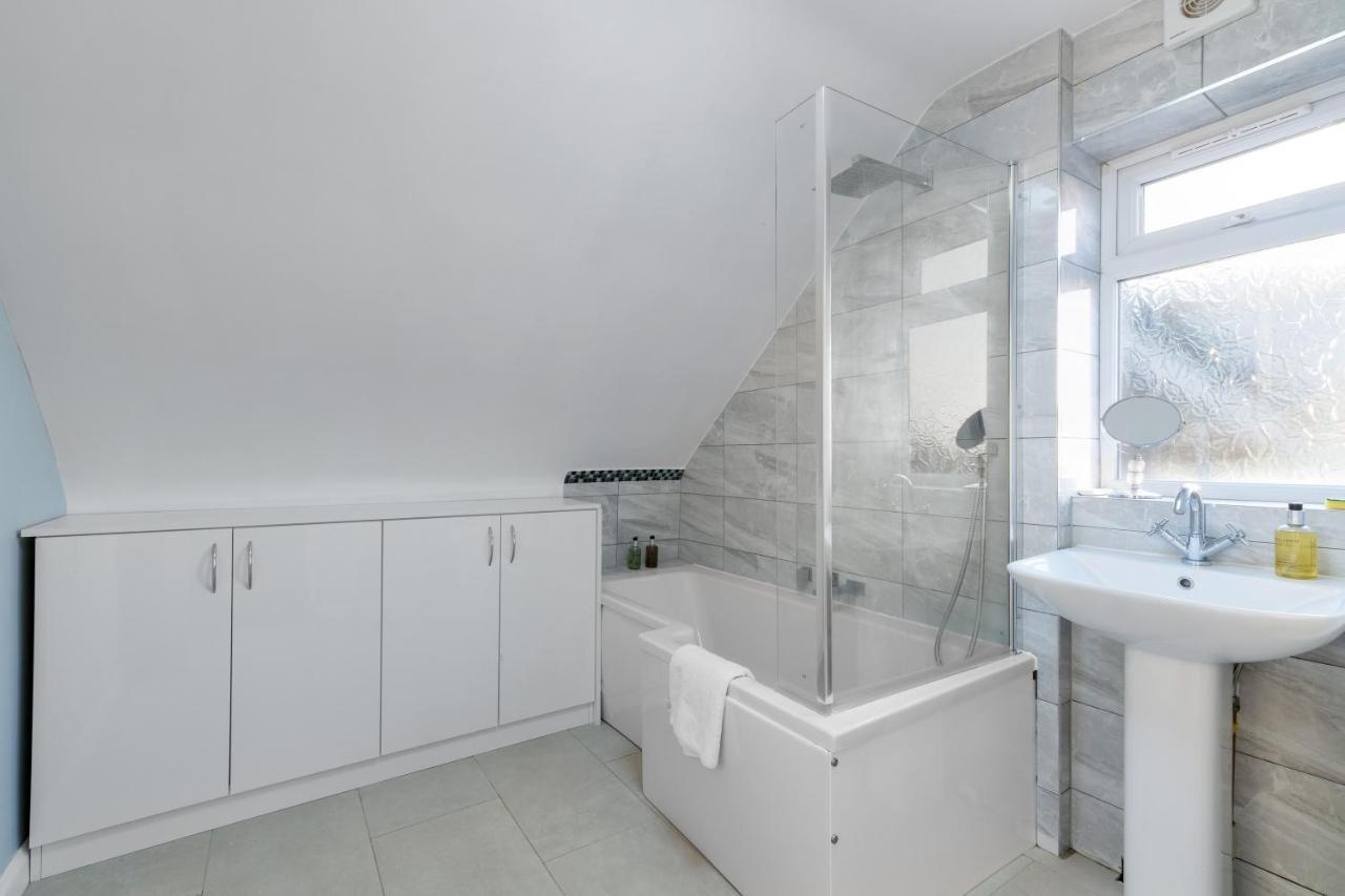 Staiforce 2 Bedroom House With Parking Maidenhead Bagian luar foto