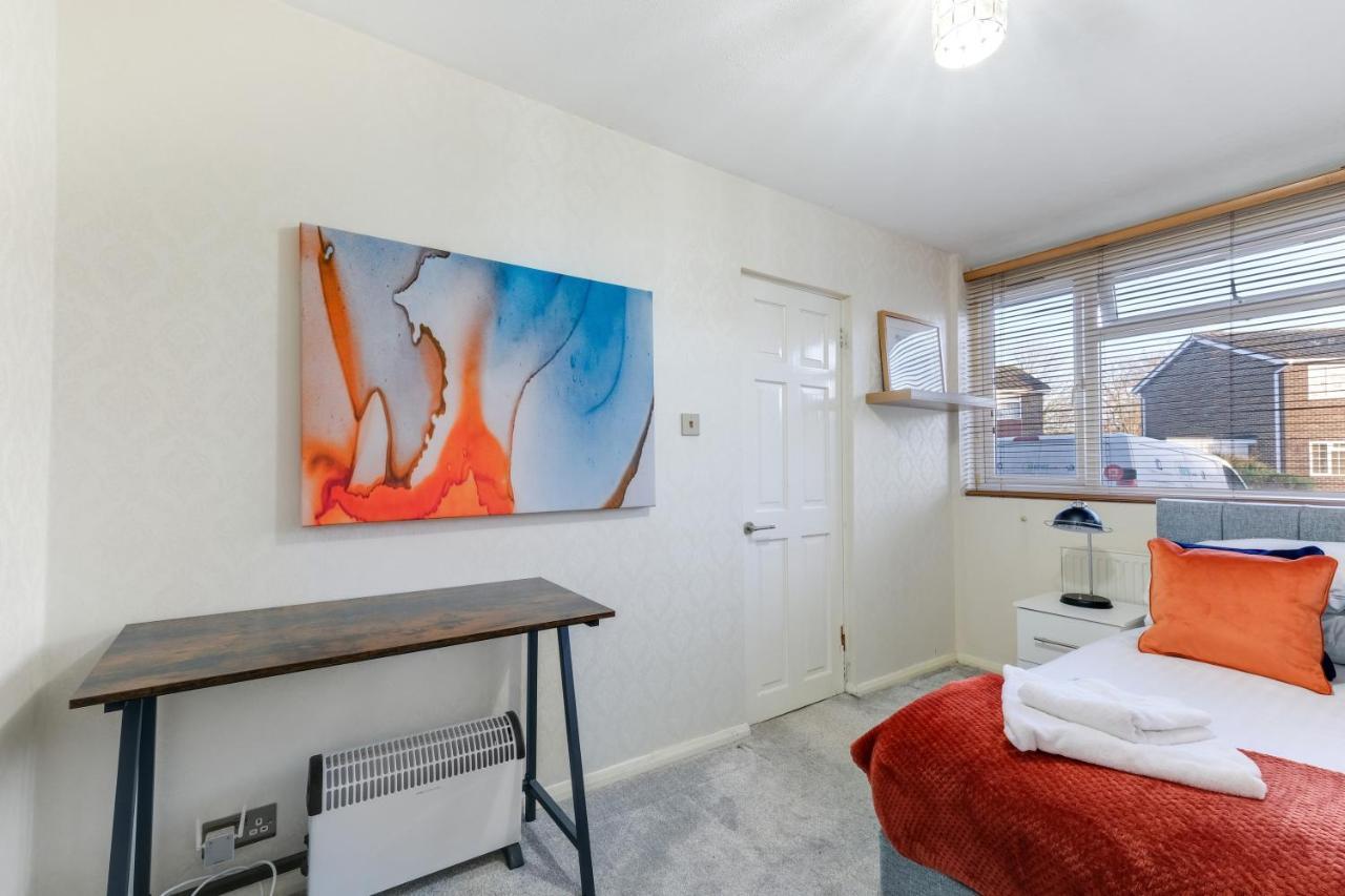Staiforce 2 Bedroom House With Parking Maidenhead Bagian luar foto