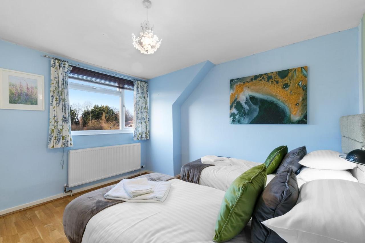 Staiforce 2 Bedroom House With Parking Maidenhead Bagian luar foto